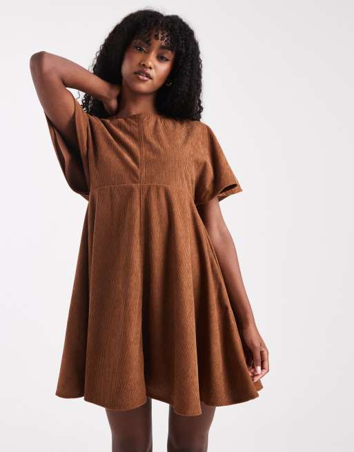 Vestido corto color tostado estilo camiseta con detalle de pespuntes de pana de ASOS DESIGN