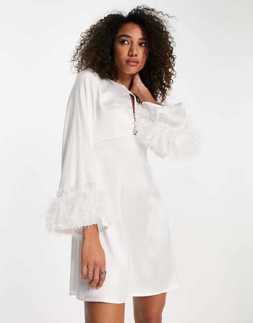 Vestido corto con abertura y puños de plumas sintéticas de Twisted Wunder