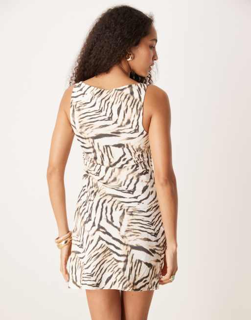 Vestido corto con cintura fruncida y estampado de cebra de ASOS DESIGN, 4 de 4