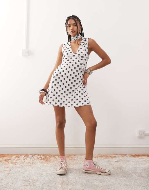 Vestido corto con cuello de pico, estampado de lunares y detalle de fular de Reclaimed Vintage