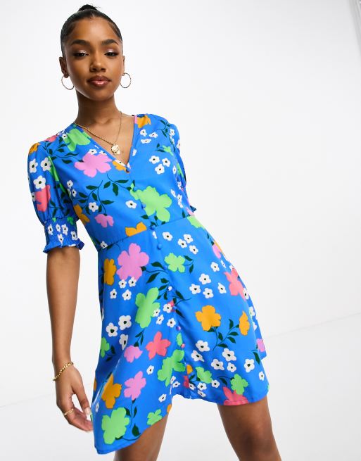 Vestido corto con cuello de pico y estampado floral en tonos llamativos de Influence, 3 de 4