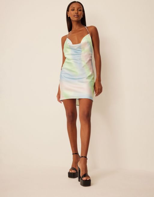 Vestido corto con cuello halter y estampado efecto acuarela de NA-KD