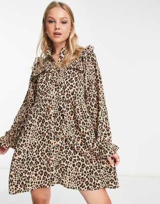 Vestido corto con detalle de volante y estampado de leopardo de Monki