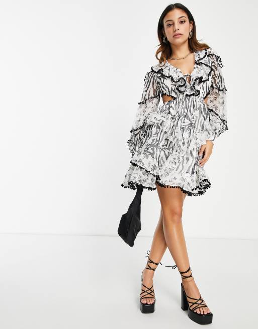 Vestido corto detalle de volantes, ribete de pompones y estampado variado de chifón ASOS DESIGN Petite | ASOS