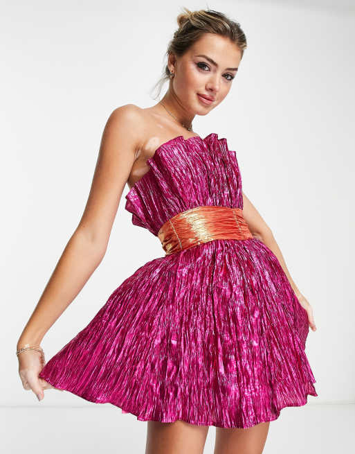 Vestido corto con diseño color block, cintura fruncida y escote palabra de honor exclusivo de Collective The Label