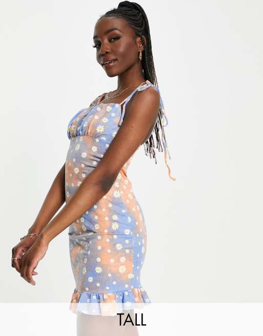 Vestido corto con diseño degradado, estampado de margaritas y tirantes anudados de Urban Threads Tall