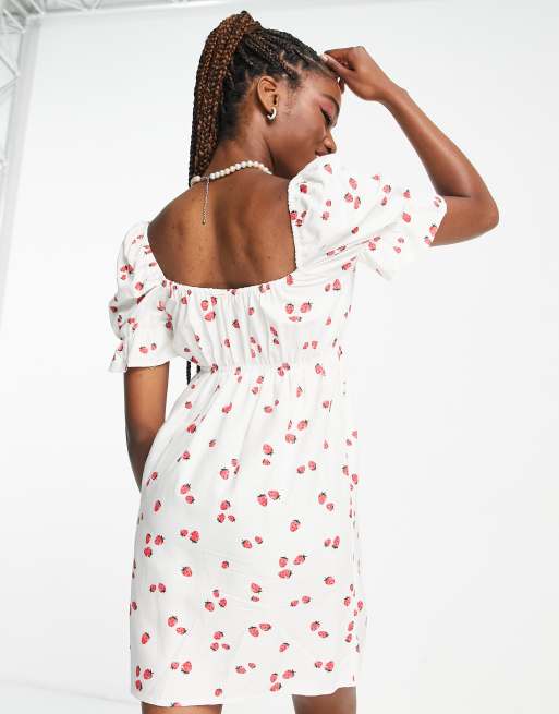 Vestido corto con escote corazón y estampado de fresas de New Look, 3 de 4