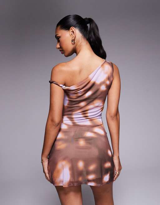Vestido corto con estampado abstracto, hombro retorcido y falda drapeada de malla de ASOS DESIGN, 4 de 4