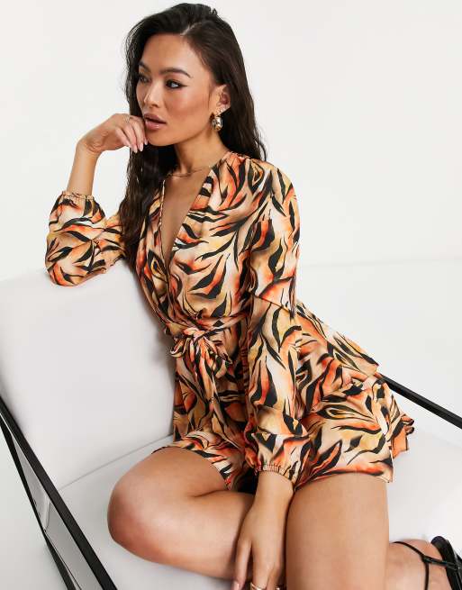 Vestido corto con estampado animal y escote pronunciado de John Zack