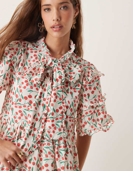 Vestido corto con estampado de cerezas y lazo extragrande de Sister Jane, 2 de 4