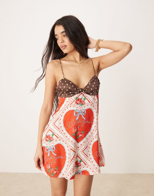 Vestido corto con estampado de corazones Adira de For Love & Lemons, 2 de 4