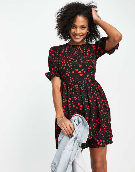 Vestido corto con estampado de corazones, volante en el bajo y lazada en la cintura de Influence