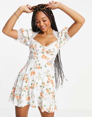 Vestido corto con estampado de florecitas e insertos de encaje de ASOS DESIGN