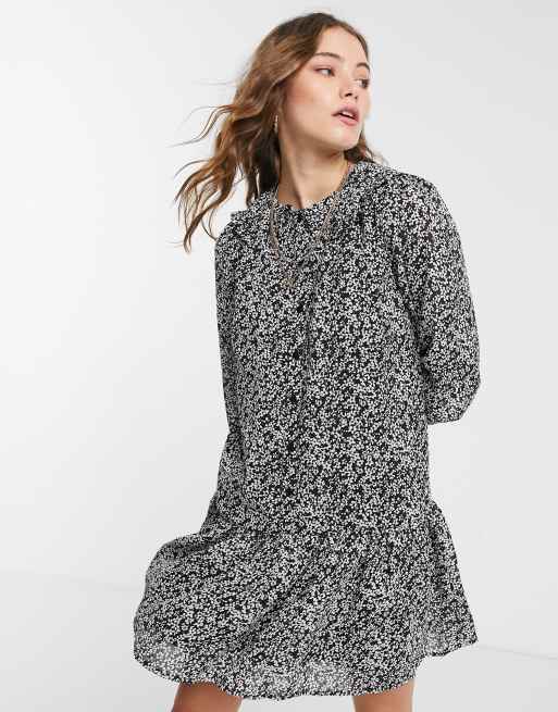 Vestido corto con estampado de florecitas y cuello babero de Influence, 4 de 4