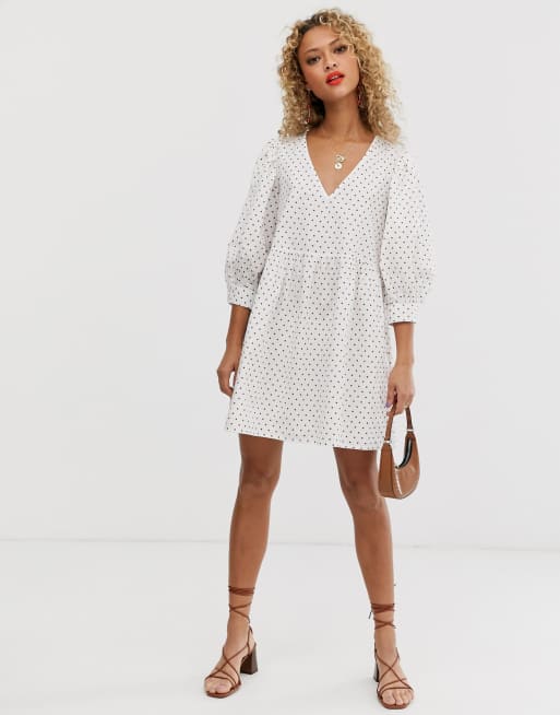 Vestido corto con estampado de lunares y escote en V por delante y por detrás de ASOS DESIGN