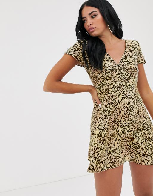 Vestido corto con estampado de tigre de Motel