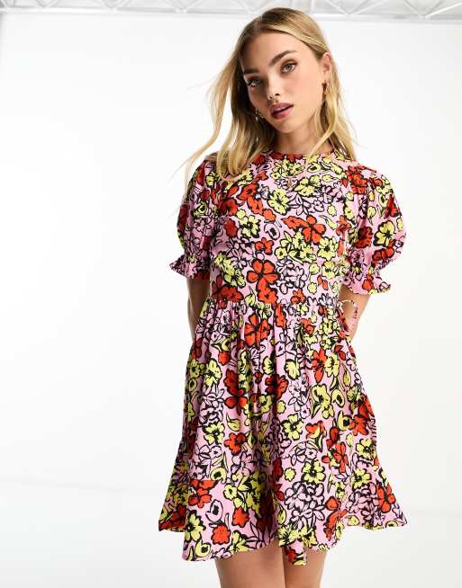 Vestido corto con estampado floral llamativo de Influence
