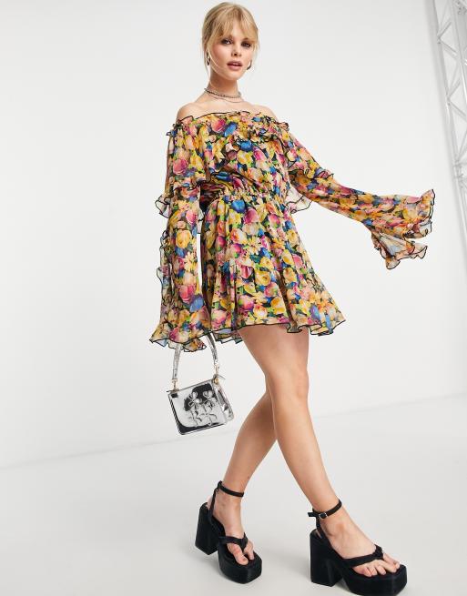 Vestido corto con estampado floral luminoso, escote Bardot y volantes de Topshop