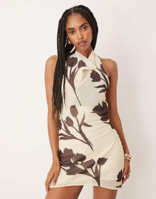 Vestido corto con estampado floral marrón y espalda descubierta desbocada de chifón de ASOS DESIGN, 2 de 4