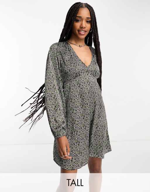 Vestido corto con estampado floral y lazada en la espalda de satén de Violet Romance Tall