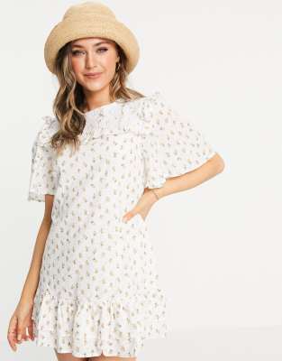 Vestido corto con estampado floral y volantes en el bajo de Just Me