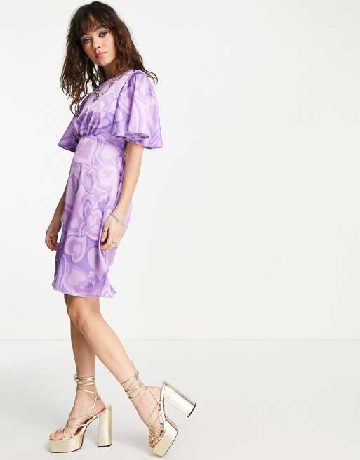 Vestido corto con estampado integral de corazones y mangas acampanadas de Twisted Wunder, 3 de 4