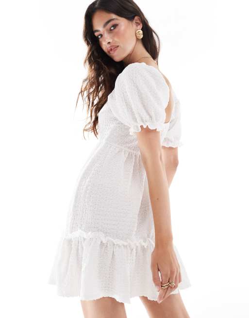 Vestido corto con mangas abullonadas de tejido texturizado de Miss Selfridge, 3 de 4