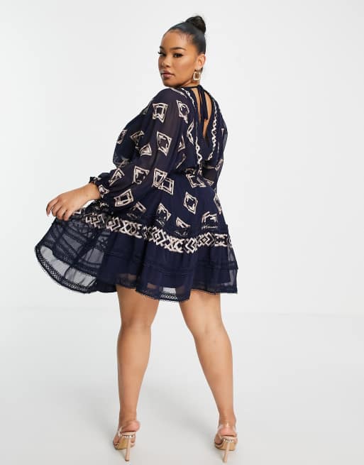 Vestido corto con mangas abullonadas y diseño bordado de ASOS DESIGN Curve, 2 de 4