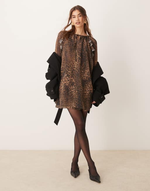 Vestido corto con mangas ángel y estampado de leopardo de chifón