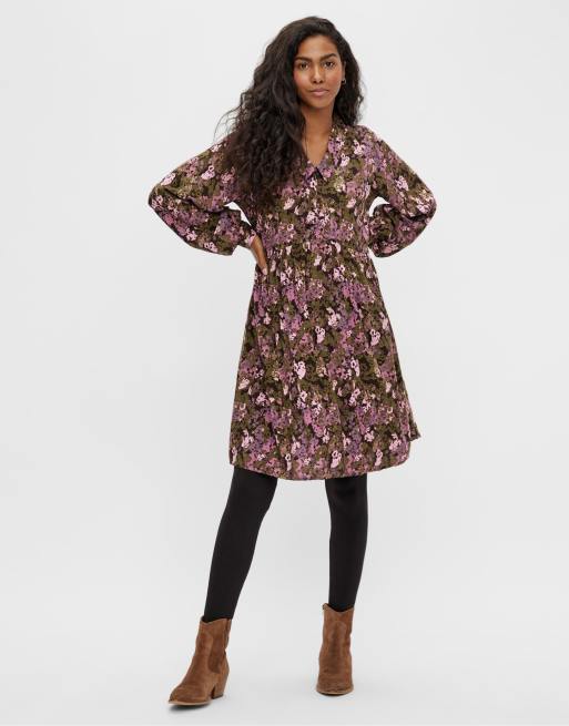 Vestido corto con solapas y estampado floral caqui y violeta de Mamalicious Maternity