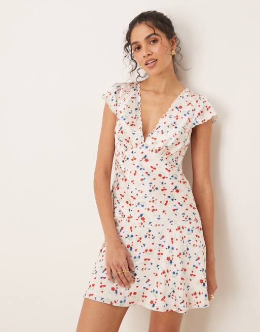 Vestido corto con vuelo, estampado de florecitas y borde festoneado de satén de ASOS DESIGN