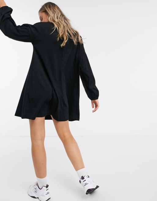 Vestido corto con vuelo y mangas abullonadas en negro de ASOS DESIGN , 2 de 4