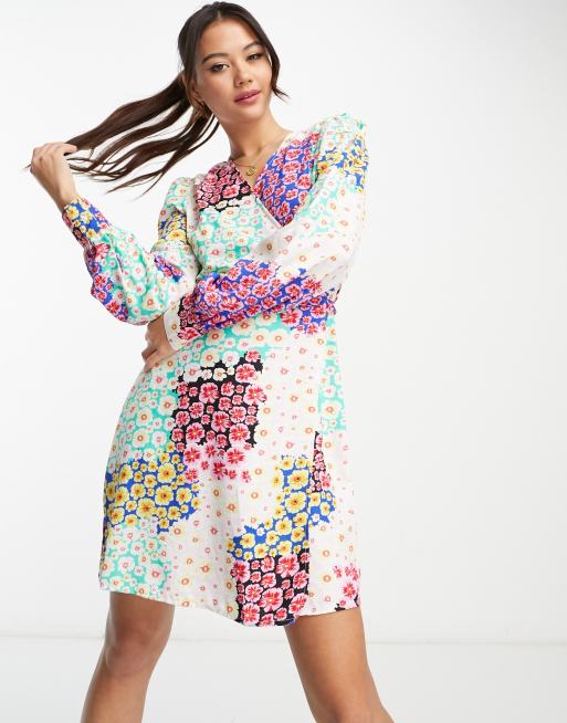 Vestido corto crizado con estampado floral tipo patchwork exclusivo de Pieces