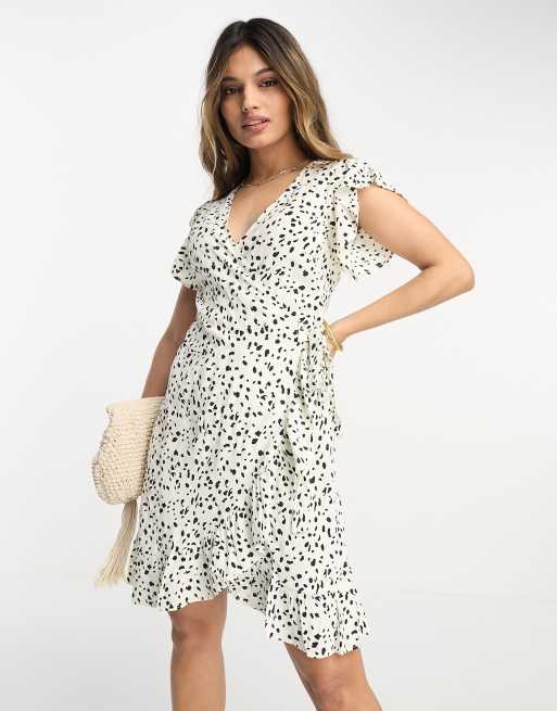 Vestido corto cruzado con estampado de lunares y detalle de volantes de Vila