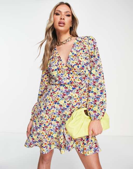 Vestido corto cruzado con estampado floral de AX Paris