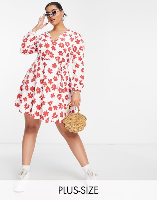 Vestido corto cruzado con estampado floral rojo y cuello de pico de Glamorous Curve