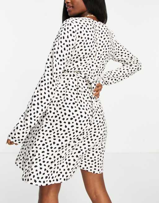 Vestido corto cruzado para lactancia de manga larga con estampado animal monocromático de ASOS DESIGN Maternity , 4 de 4