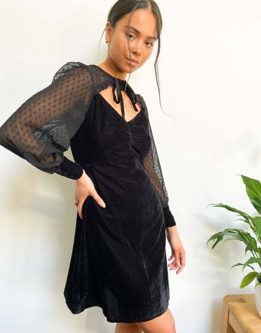 Vestido corto de corte skater con capa superior con lunares estampados de Violet Romance