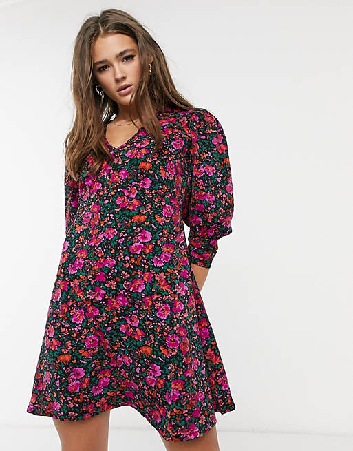 Vestido corto de estampado floral con mangas abullonadas de QED London