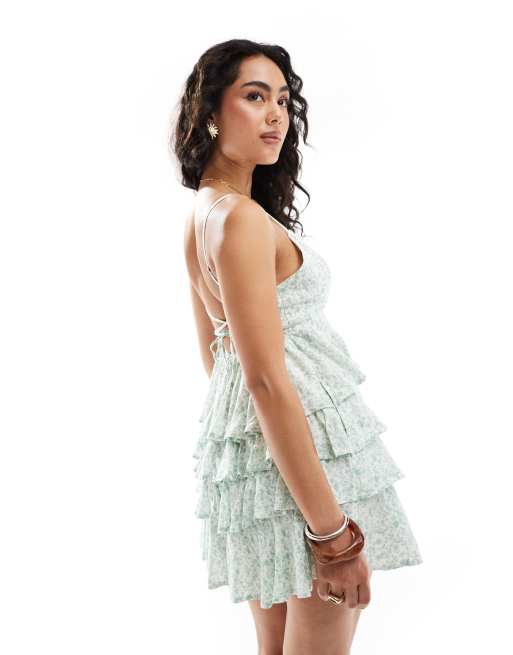 Vestido corto de estilo babydoll con estampado de cachemir, tirantes finos, cuello de pico y diseño escalonado de Hollister, 2 de 4