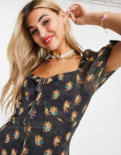 Vestido corto de estilo mesonera con estampado de querubín de malla exclusivo de Noisy May, 3 de 4