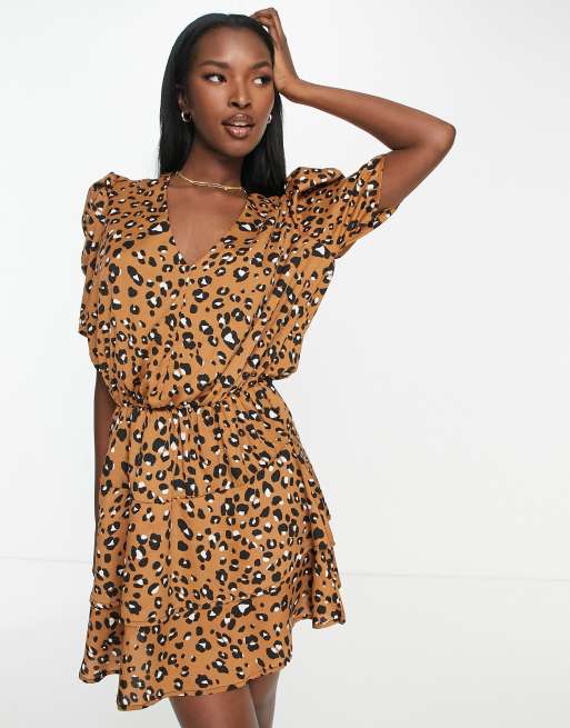 Vestido corto de manga larga con estampado animal de AX Paris ASOS