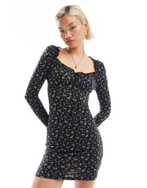 Vestido corto de manga larga con estampado de flores lilas y cuello ancho fruncido de punto liso de Glamorous