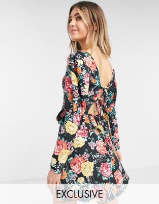 Vestido corto de manga larga con estampado floral y espalda anudada de Reclaimed Vintage Inspired