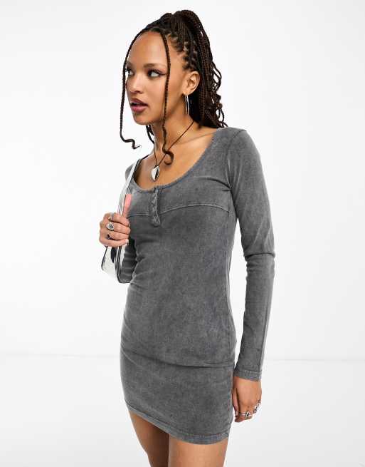 Vestido corto de manga larga con lavado gris y botones en la parte delantera de Daisy Street