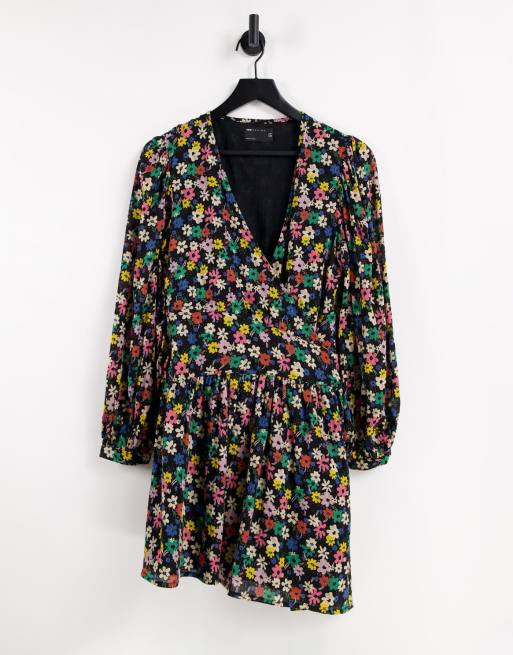 Vestido corto de manga larga y corte skater con estampado de florecitas y diseño cruzado con lazada de ASOS DESIGN