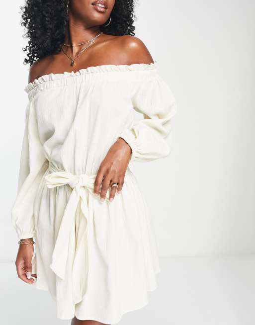 Vestido corto de playa color blanco con escote Bardot de tejido superarrugado de ASOS DESIGN