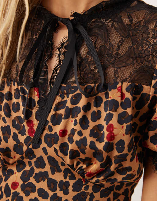 Vestido corto de satén con estampado de leopardo y cerezas y ribete de encaje de Never Fully Dressed, 4 de 4