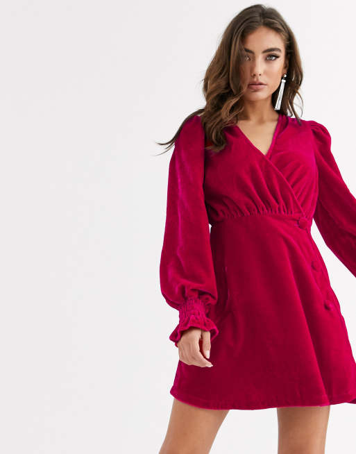 Vestido corto de terciopelo con diseño cruzado y abotonado de ASOS DESIGN