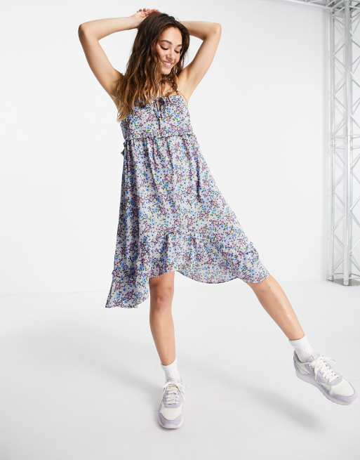 Vestido corto de tirantes con estampado floral y bajo asimétrico de Violet Romance